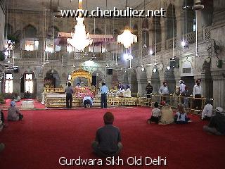 légende: Gurdwara Sikh Old Delhi
qualityCode=raw
sizeCode=half

Données de l'image originale:
Taille originale: 164122 bytes
Temps d'exposition: 1/50 s
Diaph: f/180/100
Heure de prise de vue: 2002:04:27 17:11:12
Flash: non
Focale: 42/10 mm
